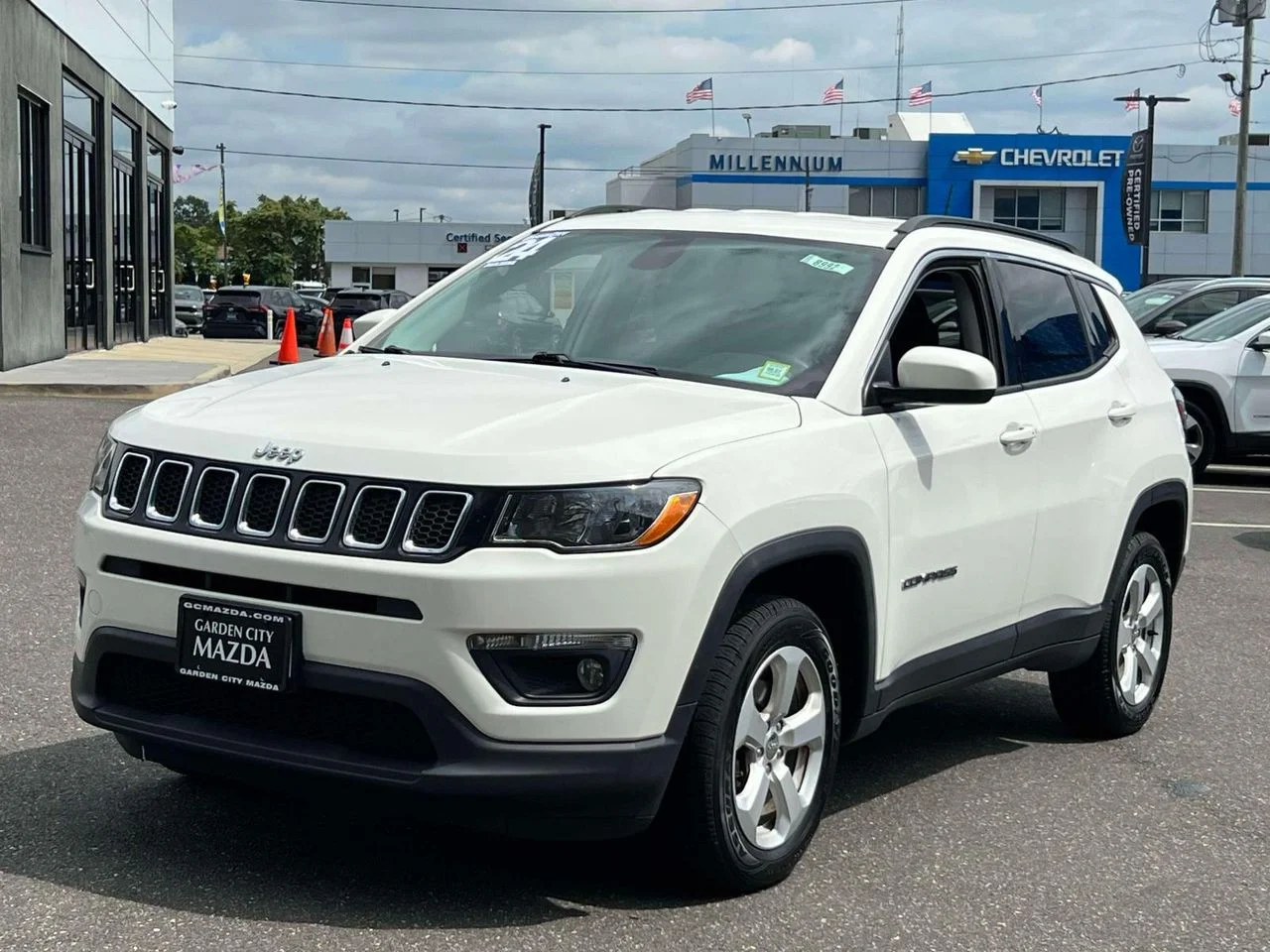 Used 2021 White Clearcoat Jeep Latitude 4x4 image 3