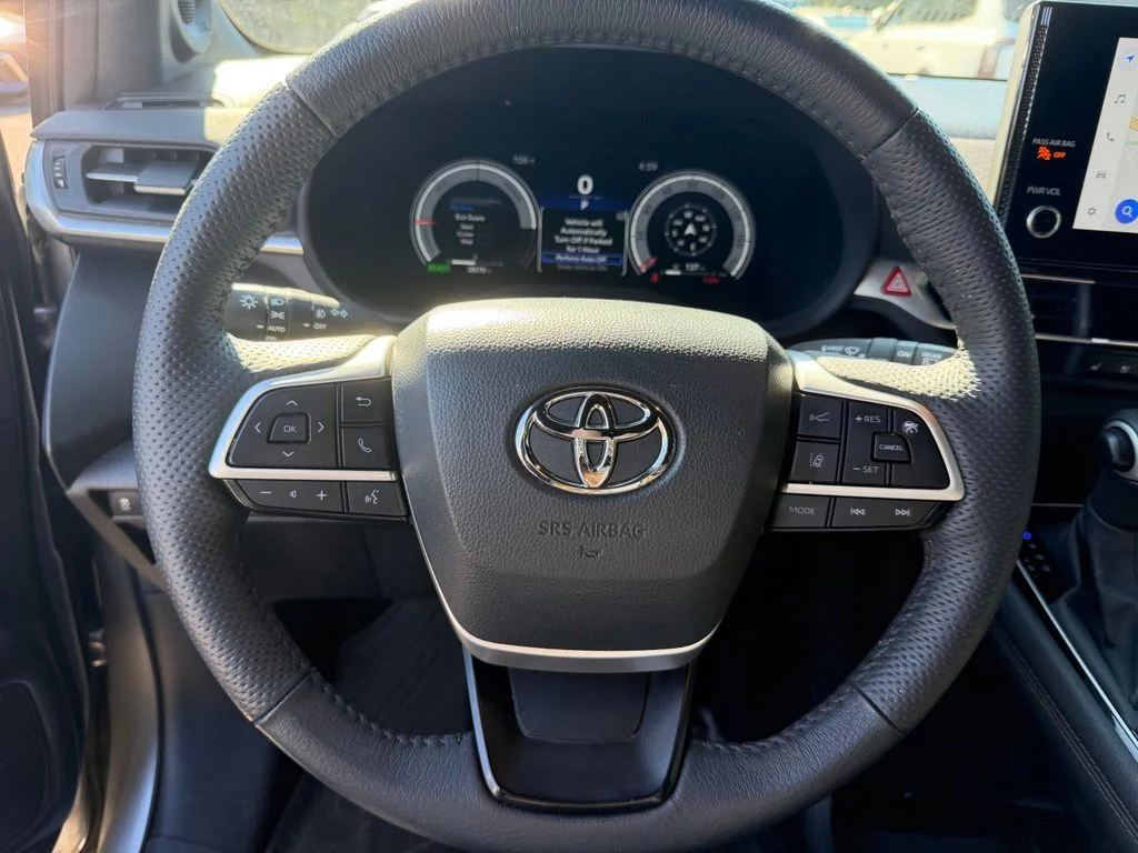 Used 2025 Silver Toyota Platinum image 17