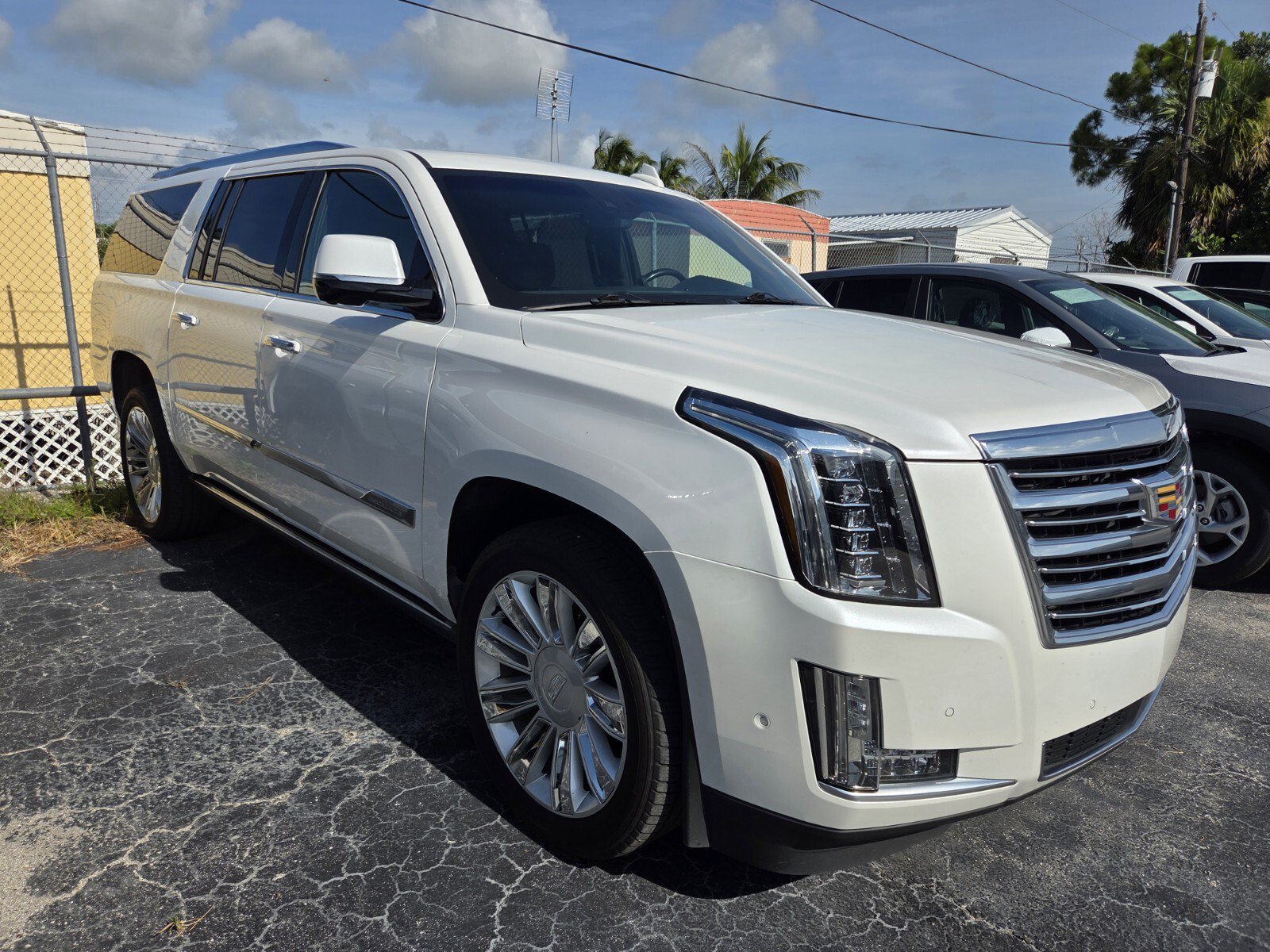 Used 2018 Crystal White Tricoat Cadillac Platinum image 2