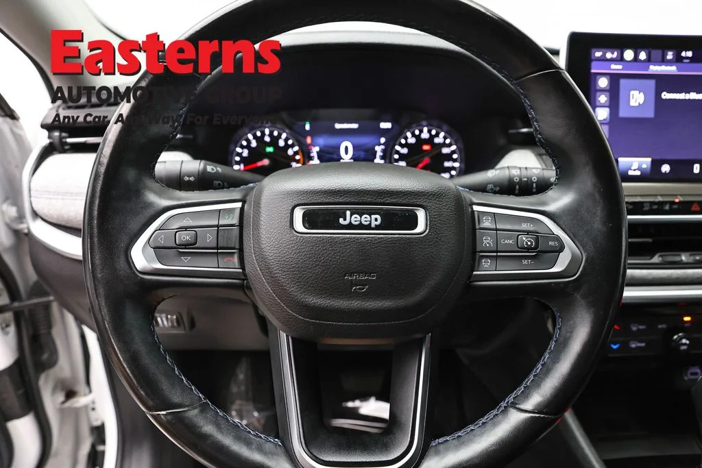 Used 2022 White Jeep Latitude image 10
