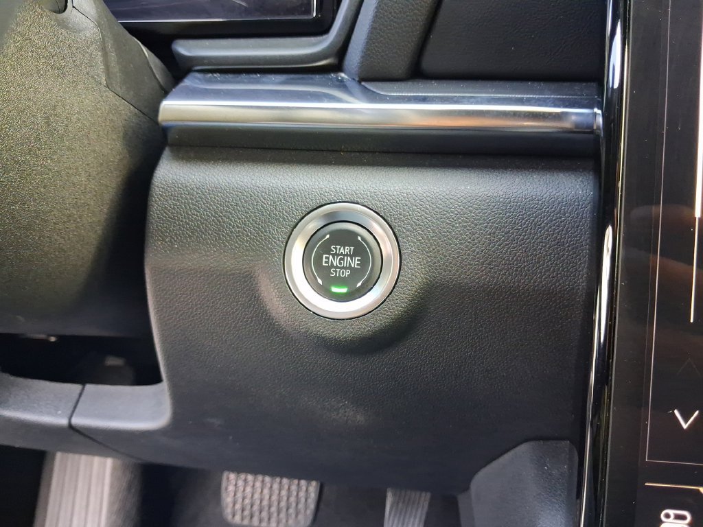 Used 2025 White GMC Elevation image 22