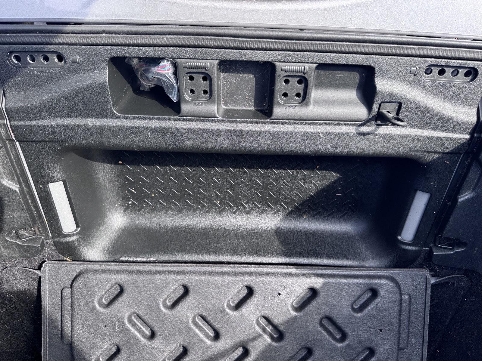 Used 2017 Billet Silver Metallic Clearcoat Jeep Sahara image 8