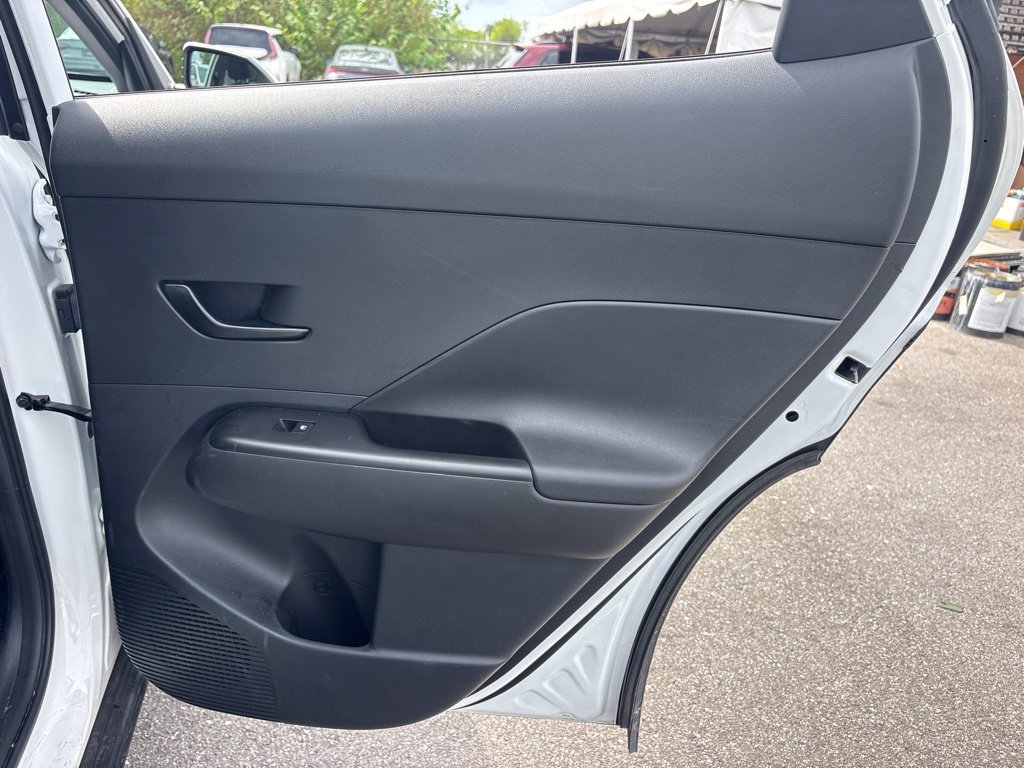 2025 Hyundai Kona SEL - Photo 18