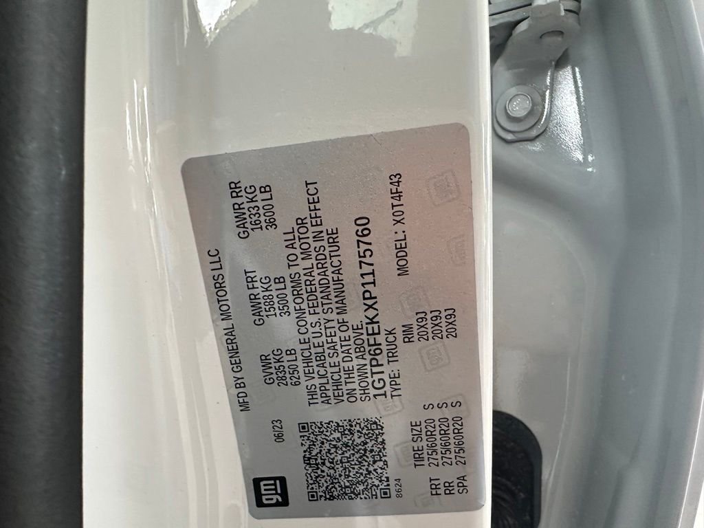 Used 2023 White GMC Denali image 39