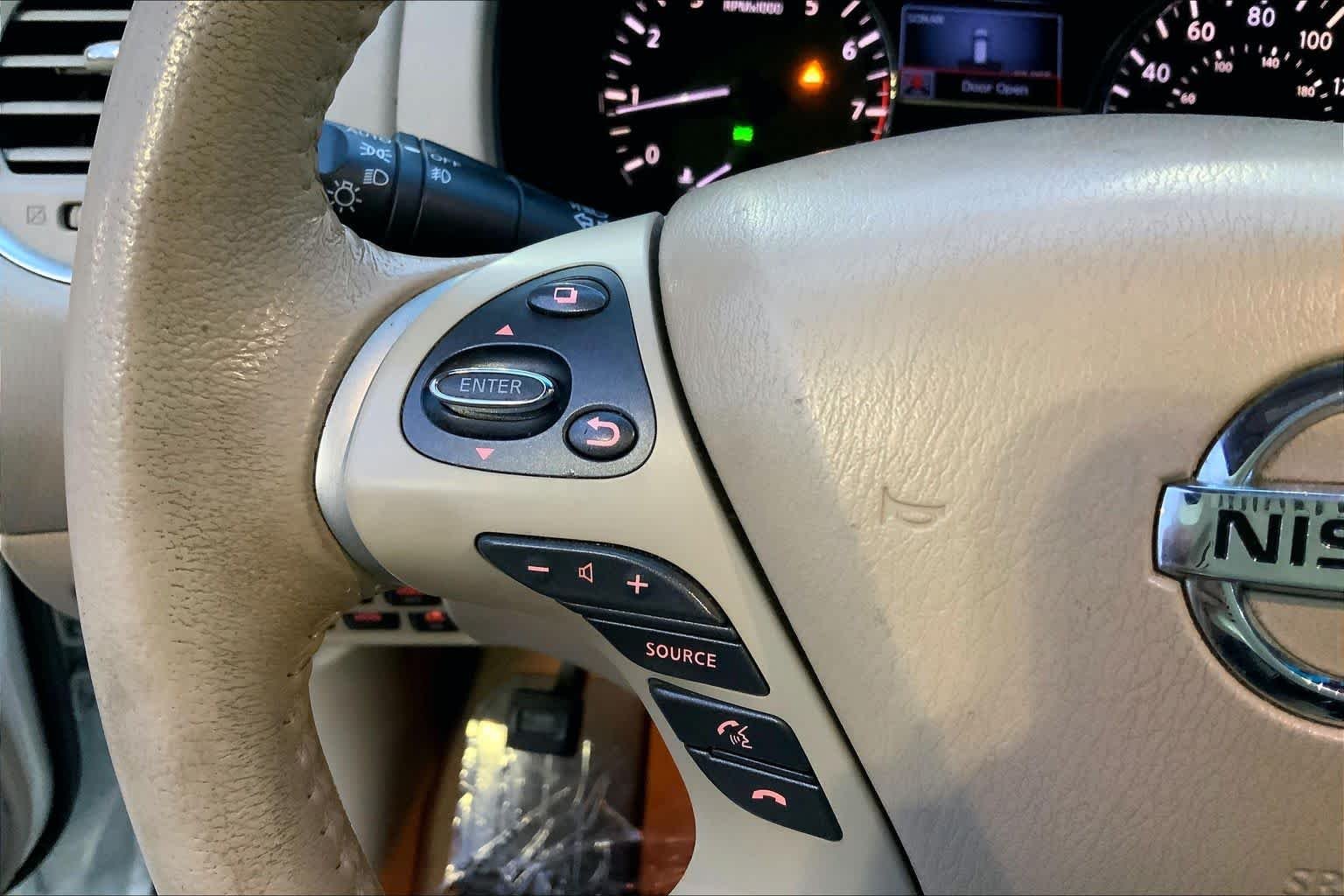 Used 2014 Moonlight White Nissan SL image 23