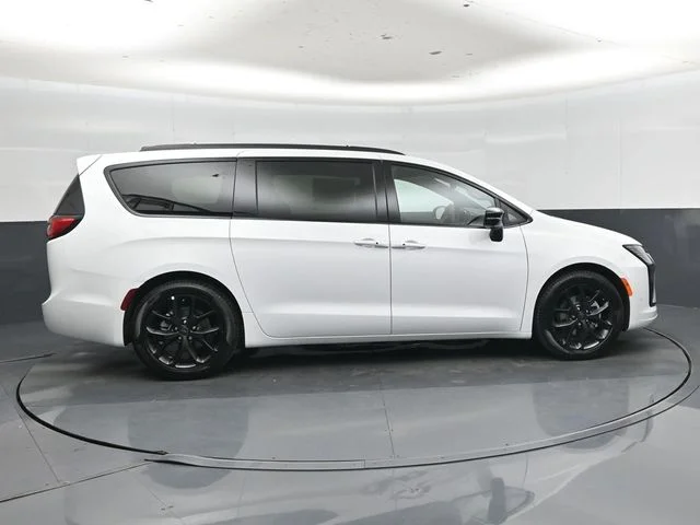 New 2027 Bright White Clear-Coat Exterior Paint Chrysler Limited image 2