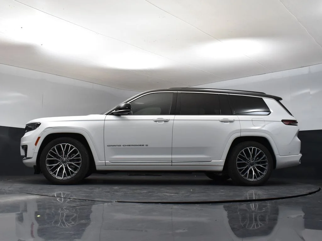 Used 2024 White Jeep Summit image 9