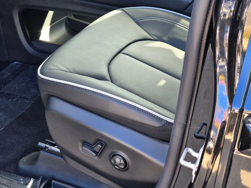 New 2026 Diamond Black Crystal Pearl-Coat Exterior Paint Chrysler Limited image 21