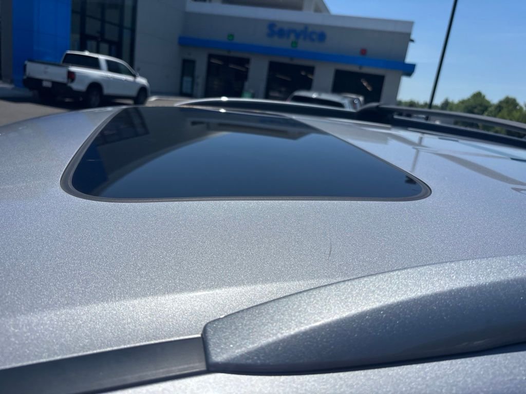 Used 2017 Lunar Silver Metallic Honda Touring image 10