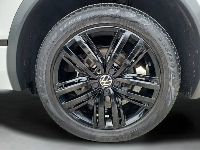 Used 2022  Volkswagen SE R-Line Black image 13