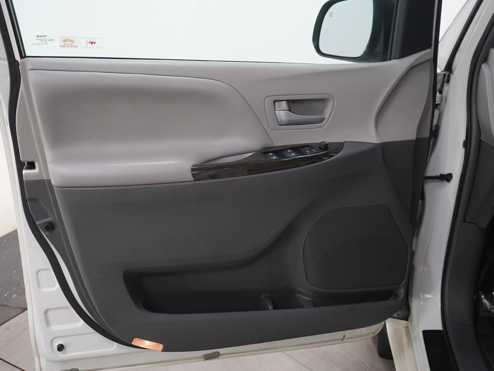 Used 2017 White Toyota XLE image 22