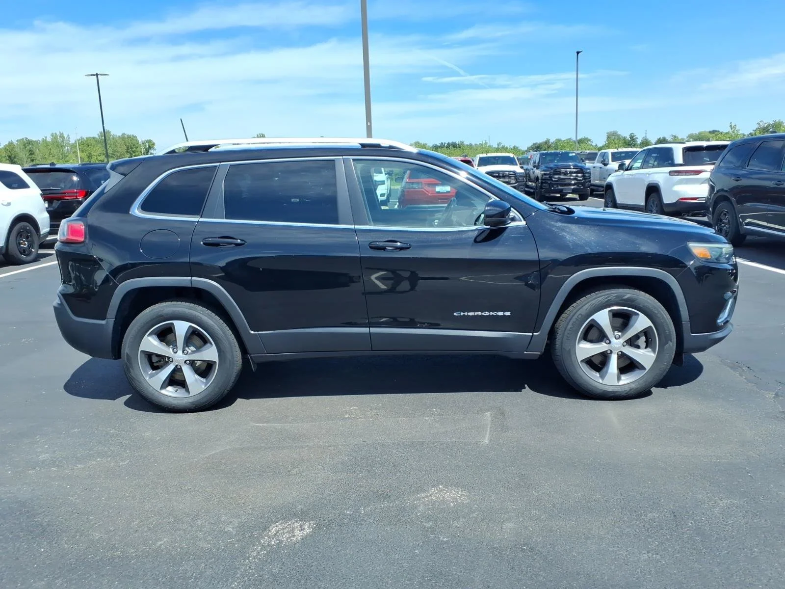 Used 2020 Diamond Black Crystal Pearlcoat Jeep Limited image 27