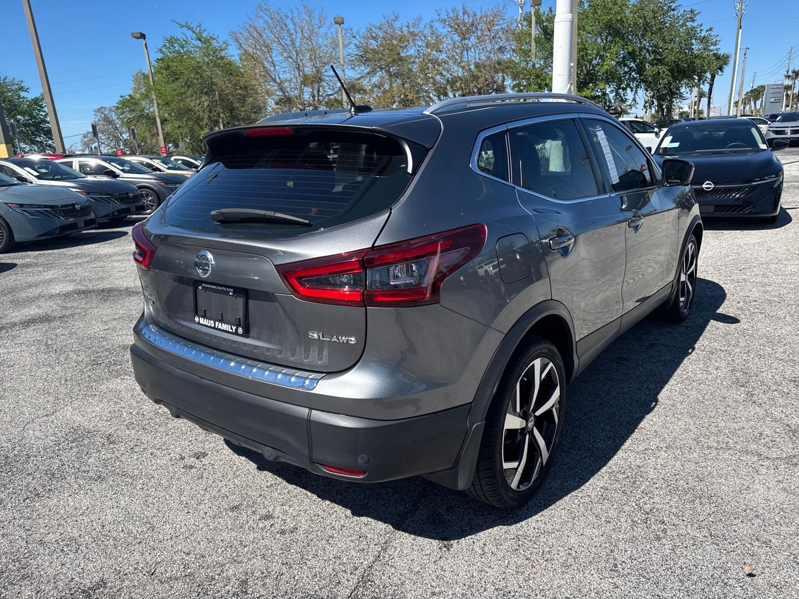 Used 2022 Gun Metallic Nissan SL image 5