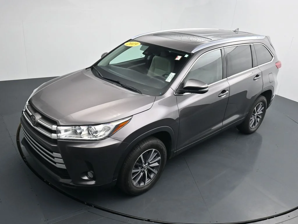 Used 2019 Gray Toyota XLE image 25