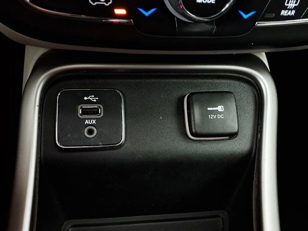 Used 2018 White Clearcoat Jeep Latitude image 23