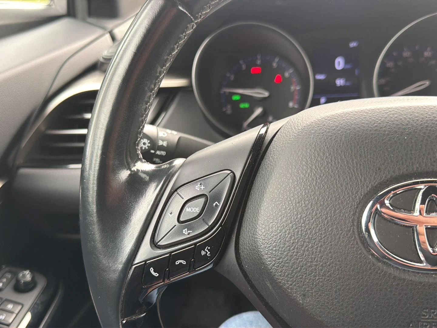 Used 2019 Silver Knockout Metallic Toyota XLE image 12