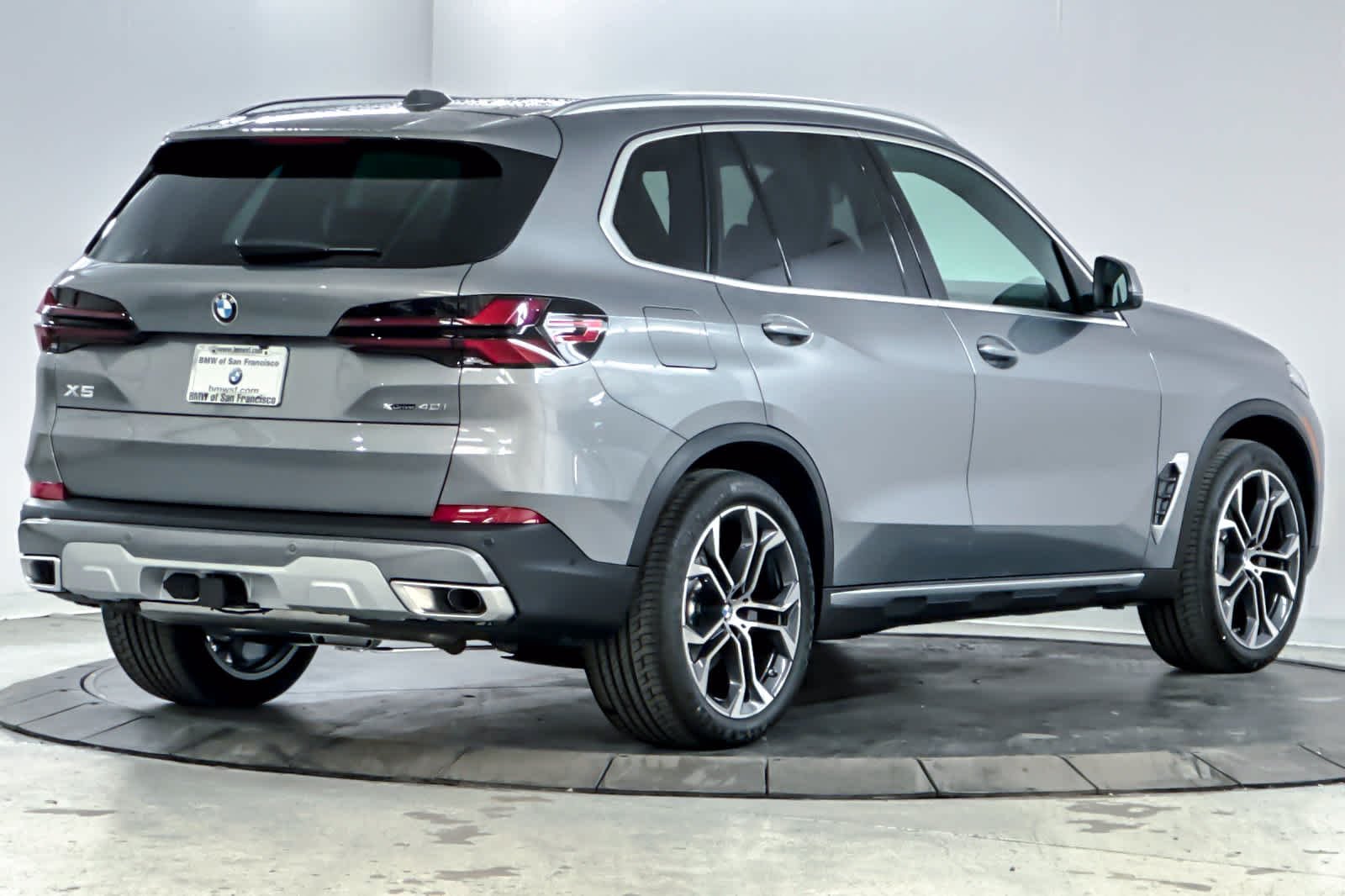 Used 2026 Skyscraper Grey Metallic BMW xDrive40i image 2