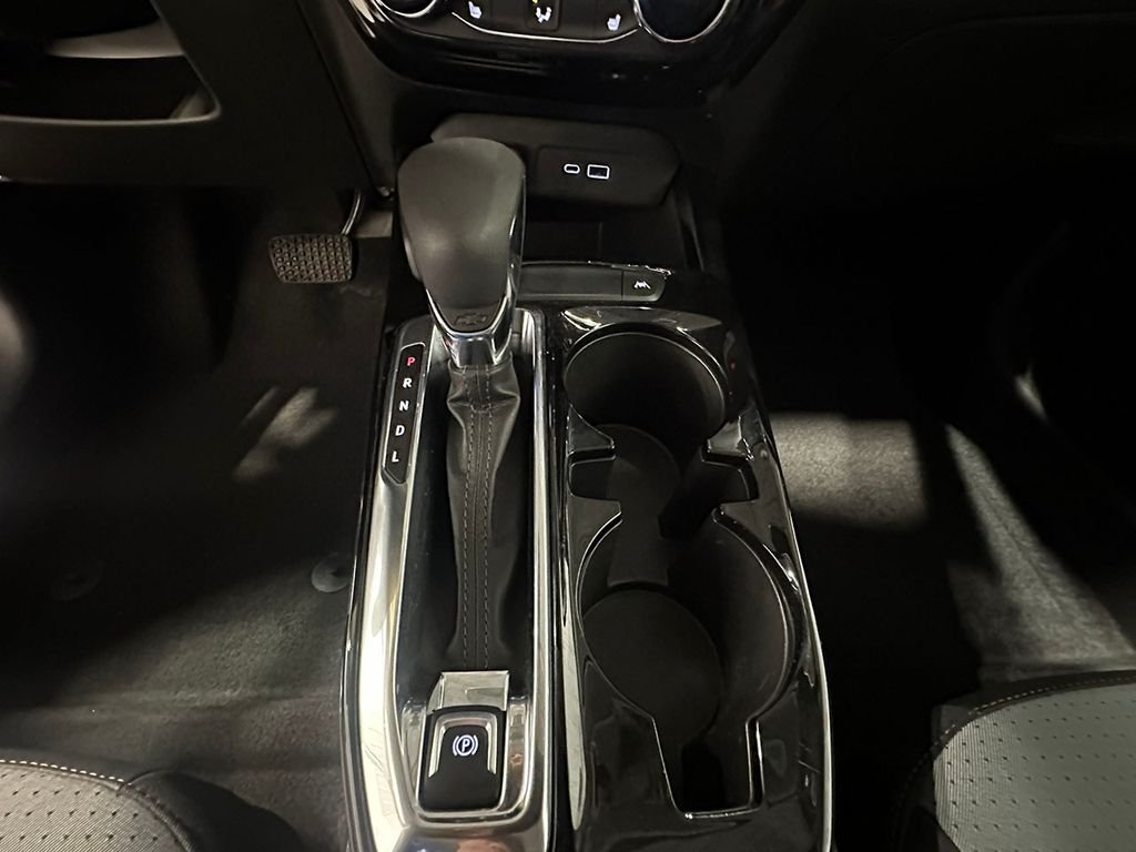 Used 2025 White Chevrolet LT image 37
