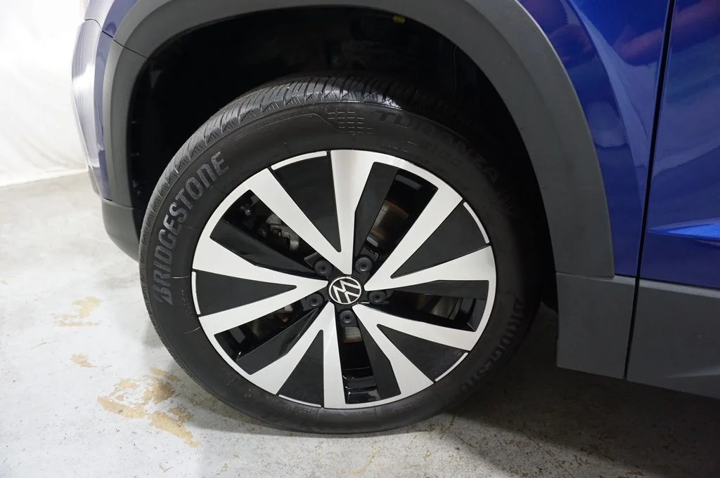Certified Used 2023 Blue Volkswagen 1.5T SE image 28