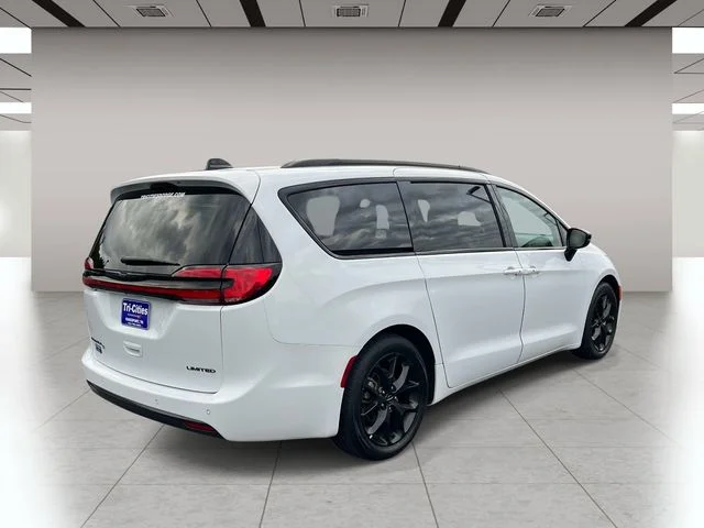 Used 2025 White Chrysler Limited image 3