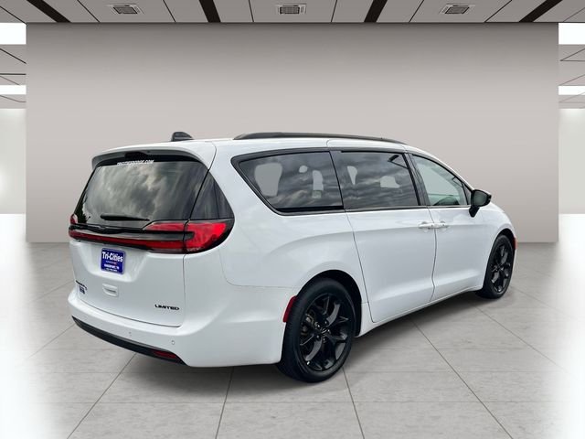Used 2025 White Chrysler Limited image 3
