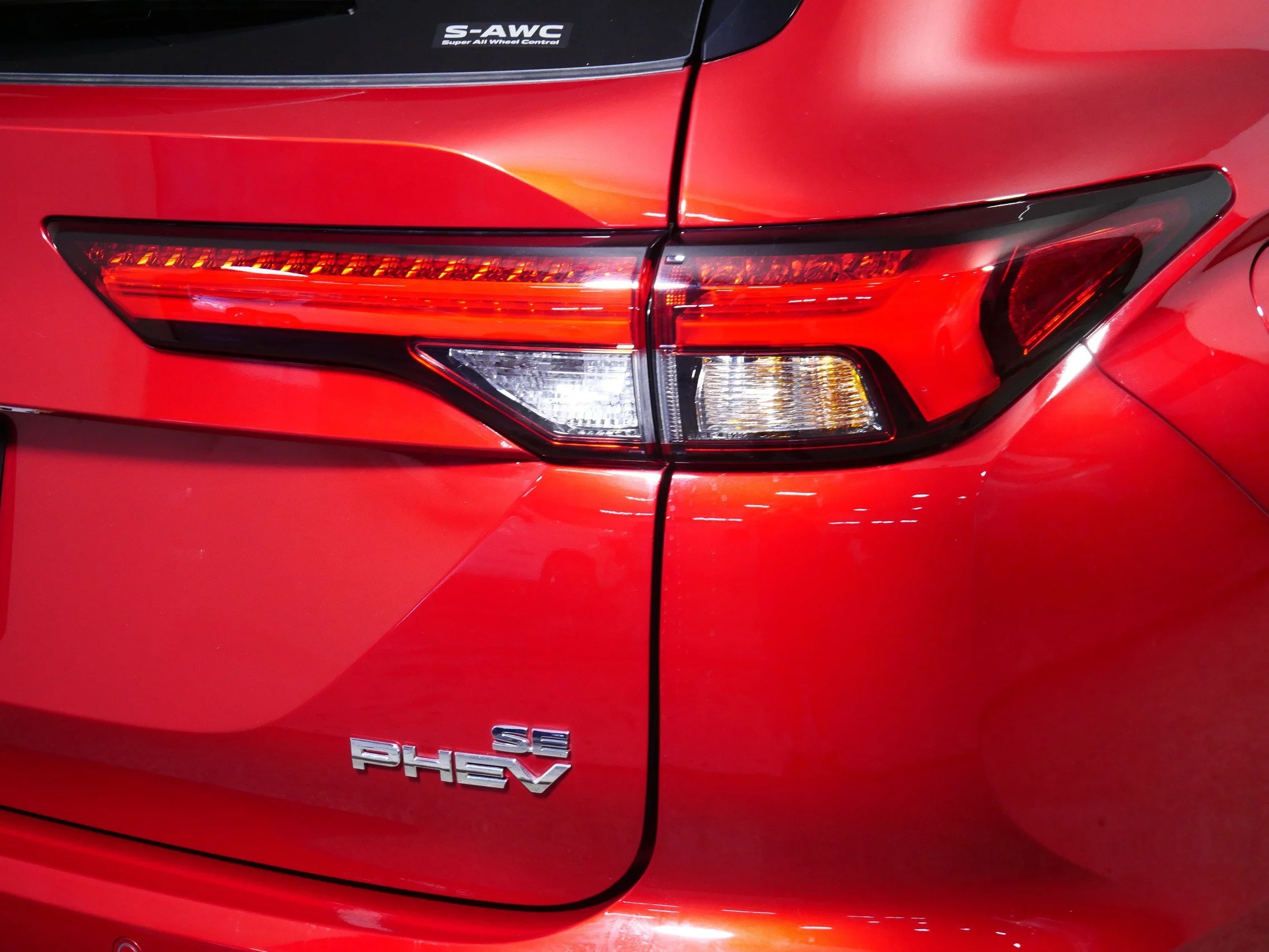 Used 2023 Red Diamond Mitsubishi SE image 17