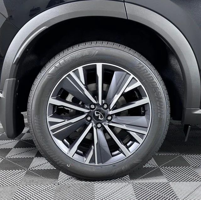Certified Used 2026 Mineral Black INFINITI LUXE image 10