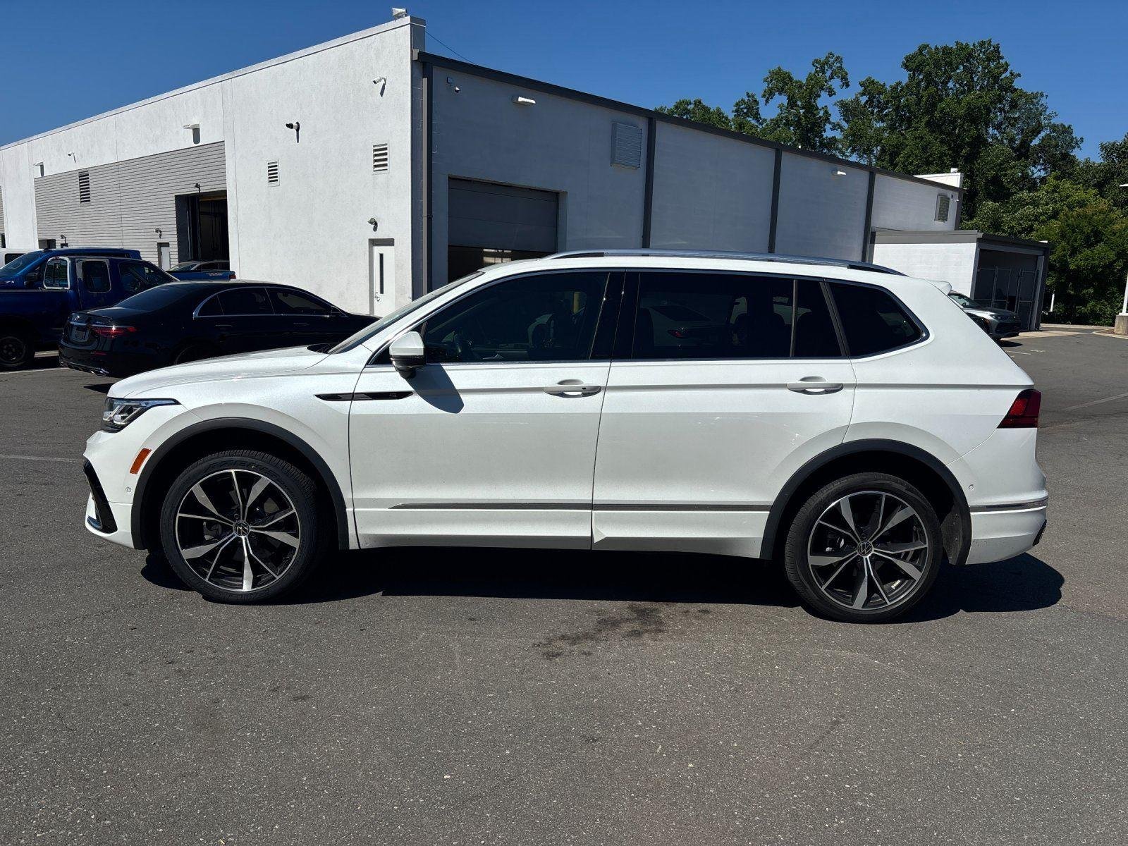 Used 2022  Volkswagen SEL R-Line image 2
