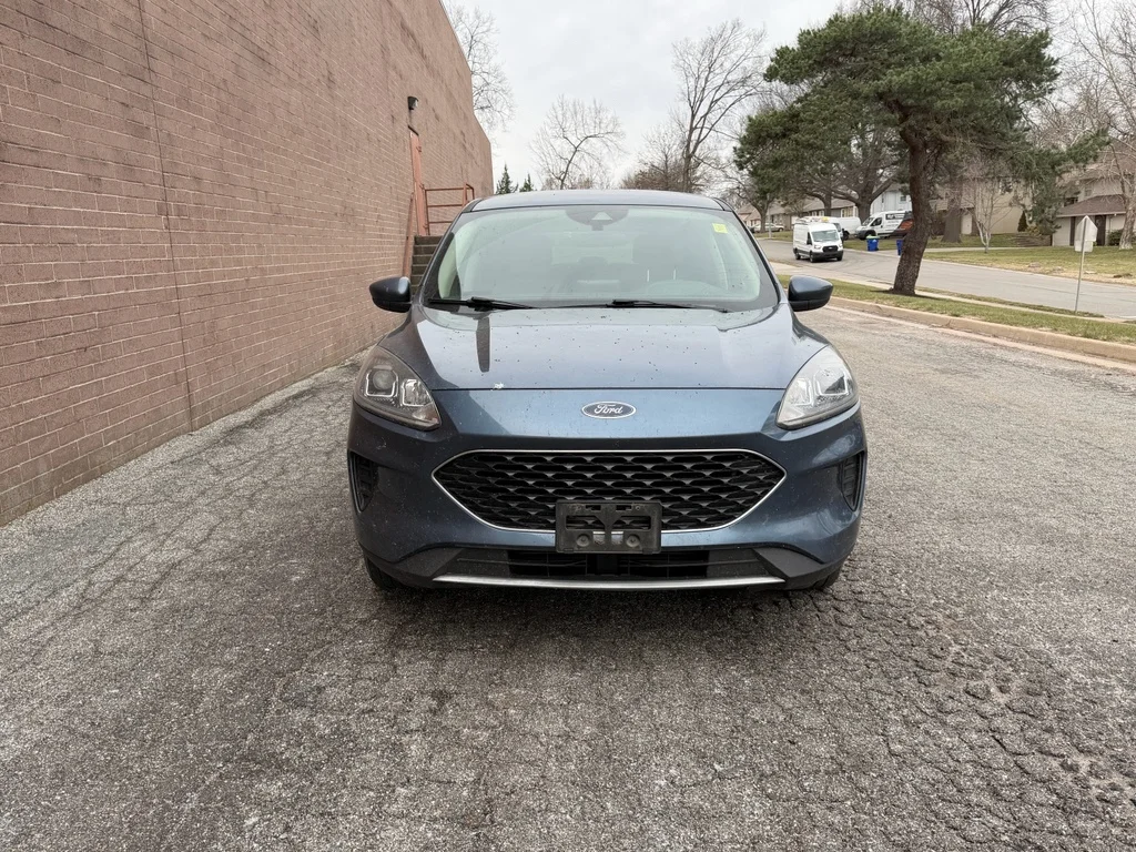 Used 2020 Blue Metallic Ford SE image 2