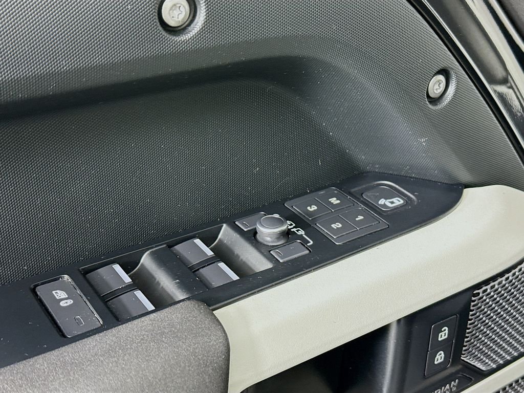 Certified Used 2022 Black Land Rover X-Dynamic SE image 19