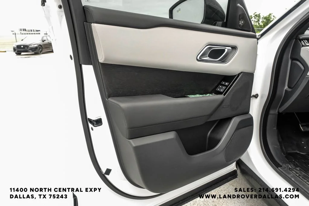 New 2026 Ostuni Pearl Wht Prem Met Land Rover Dynamic SE image 40