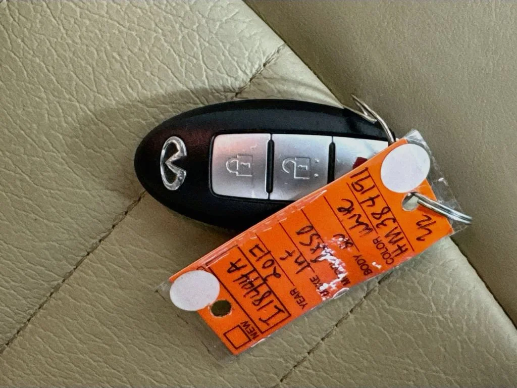 Used 2017 White INFINITI  image 39