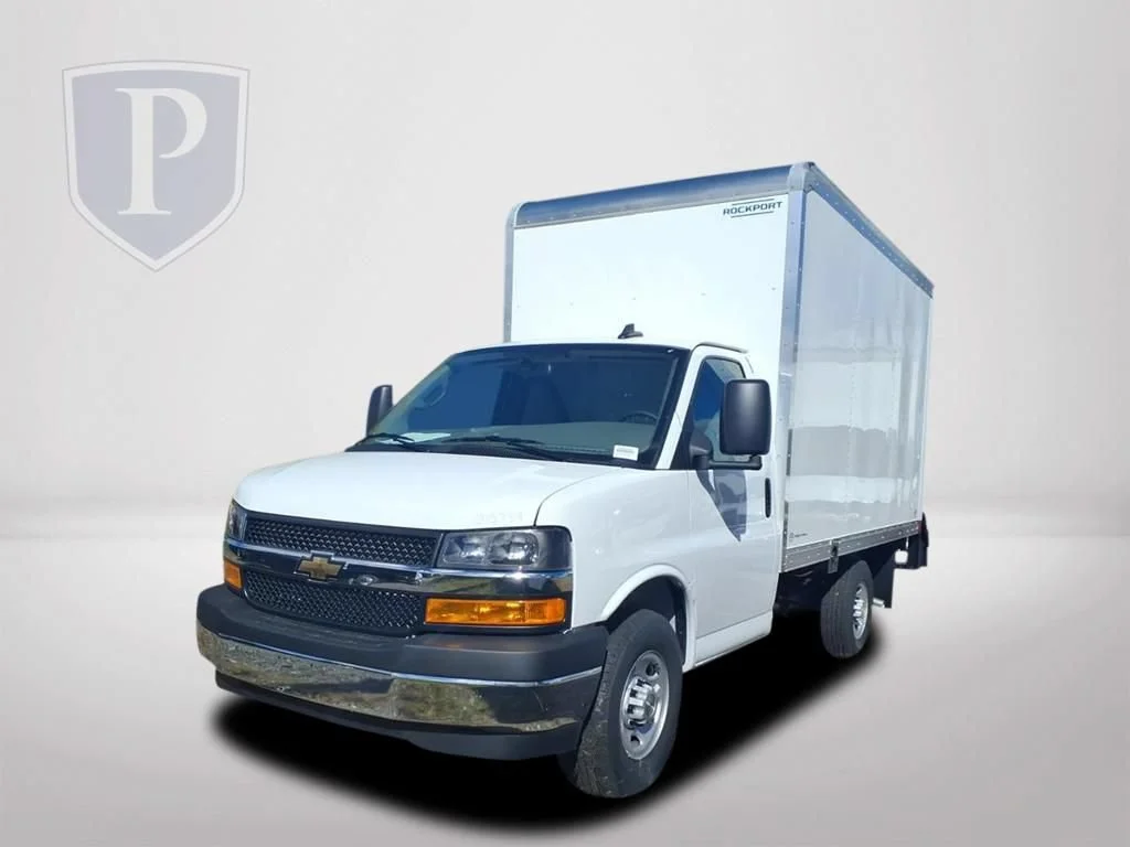 New 2025 Summit White Chevrolet 1WT image 3