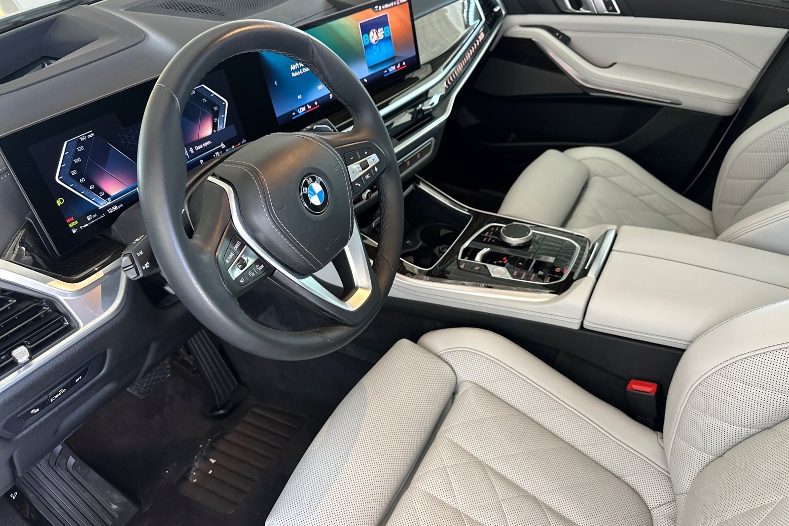 Used 2024 Alpine White BMW sDrive40i image 9