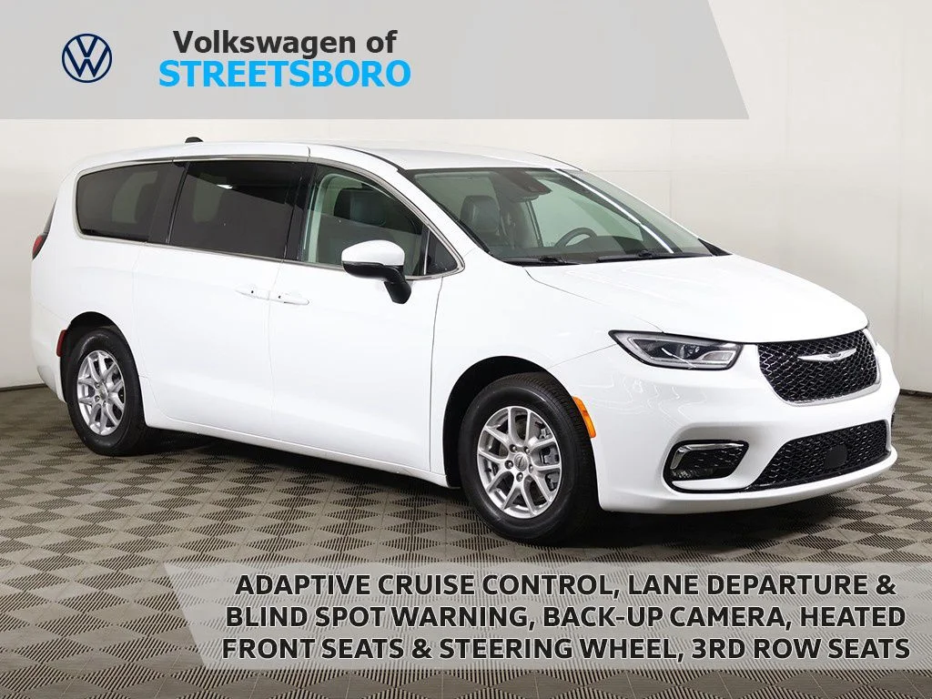 2023 Chrysler Pacifica Touring L's photo