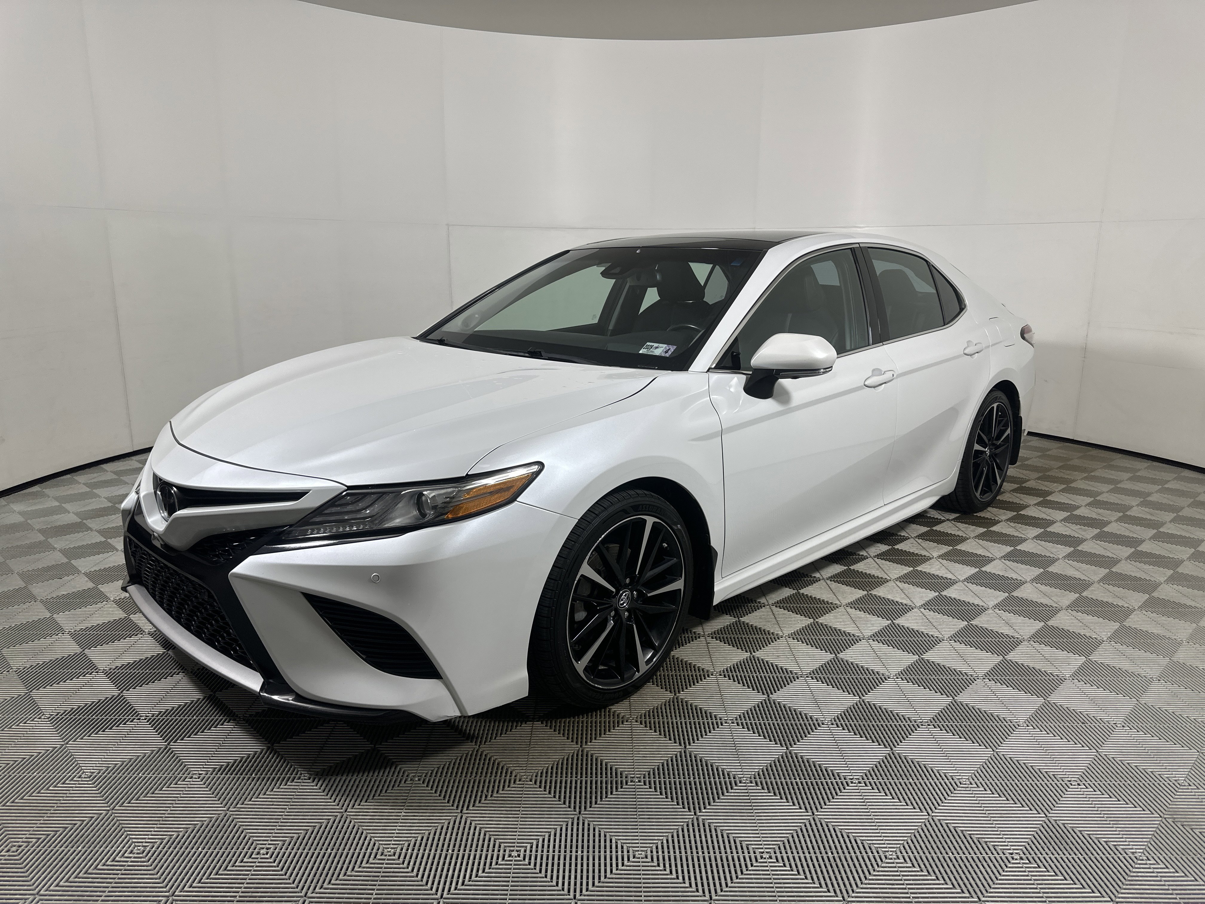 Used 2018  Toyota  image 3