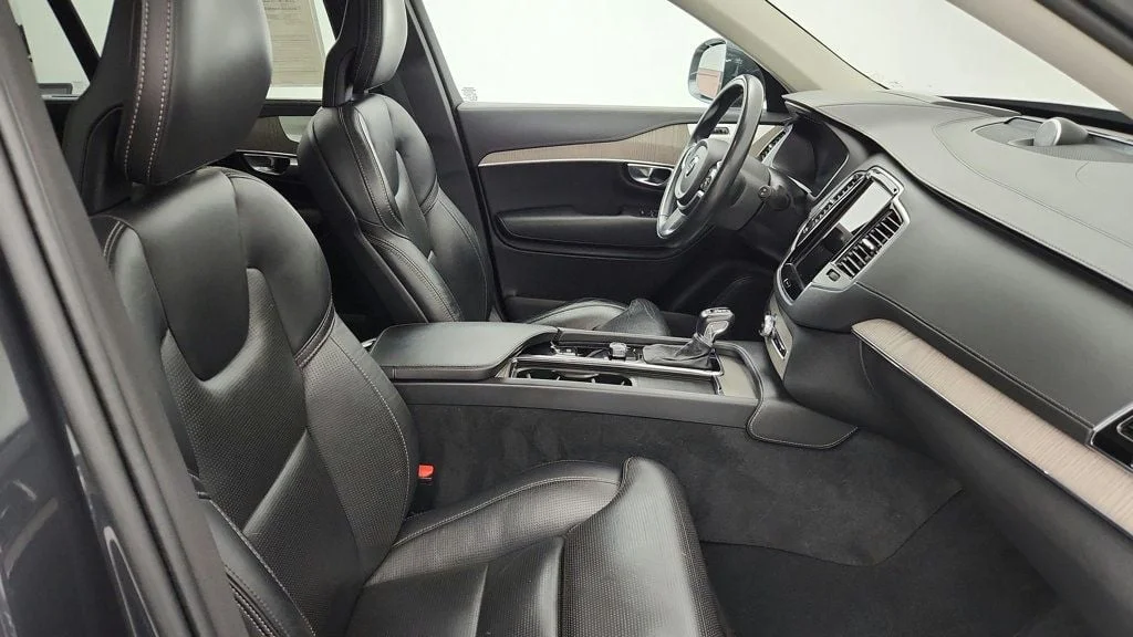 Used 2022 Savile Grey Metallic Volvo T6 AWD Inscription 7P w/ Bowers & Wilkins Audio & Air Suspension image 24
