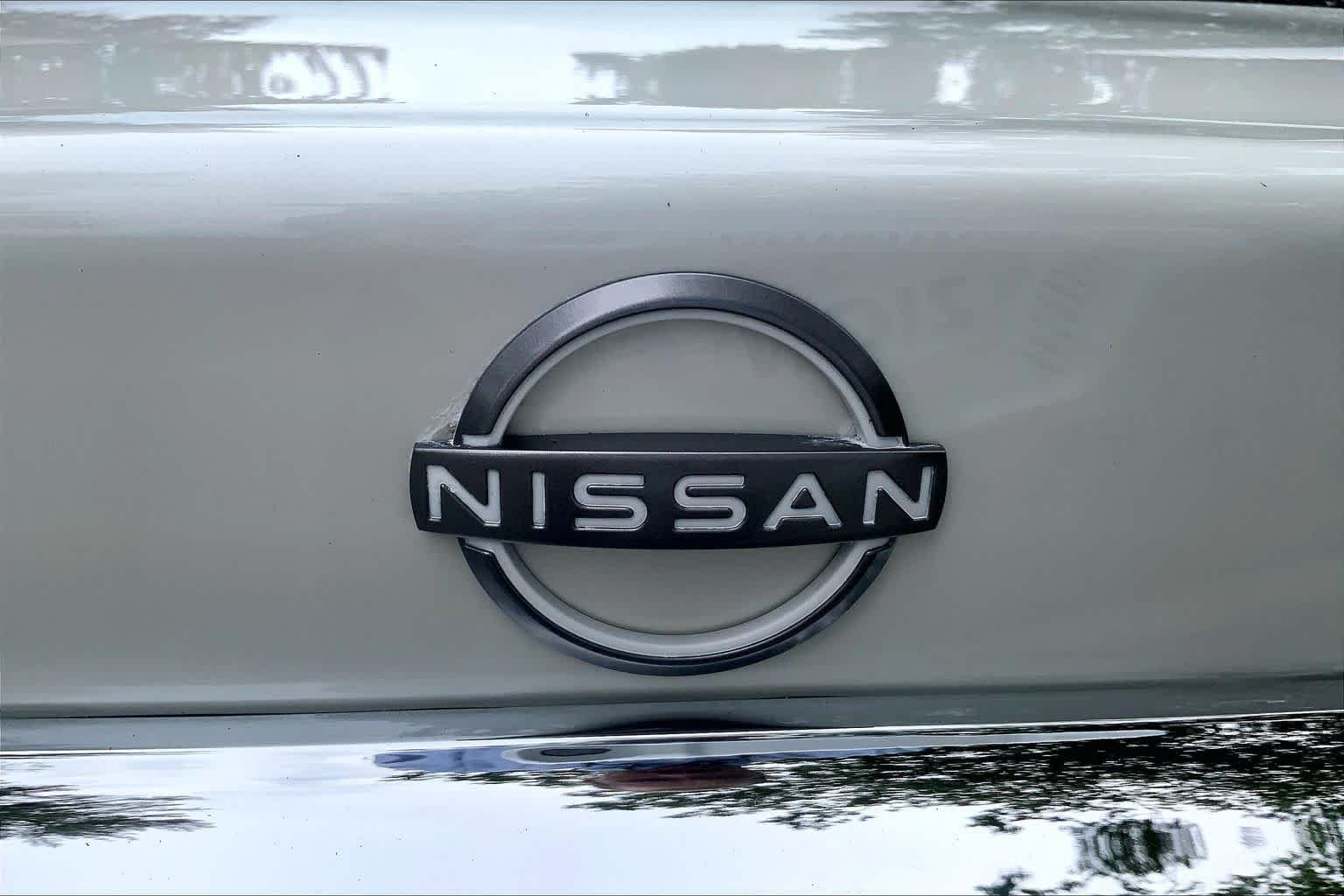 Used 2023 Pearl White Tricoat Nissan Platinum image 30