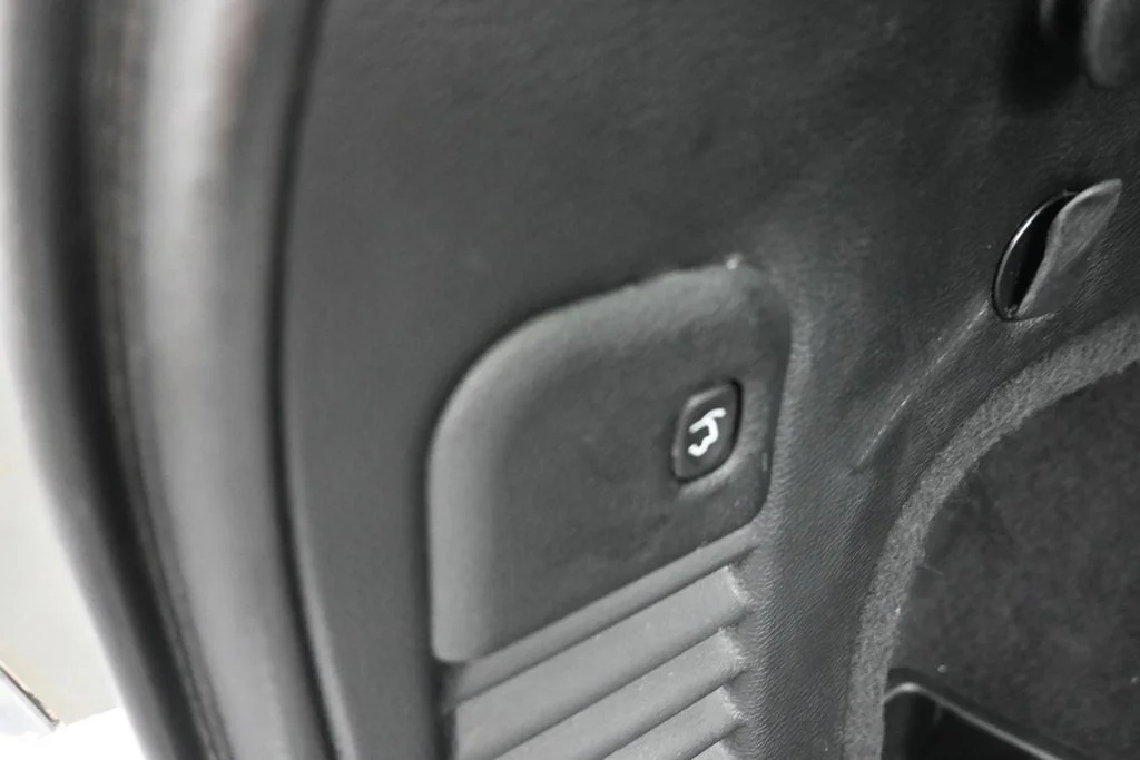 Used 2018 White Jeep Limited image 12