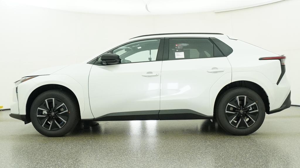 New 2027 Wind Chill Pearl Toyota XLE image 2