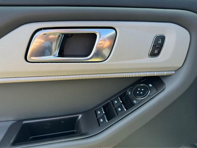 New 2026 Star White Metallic Tri-Coat Ford Active image 15