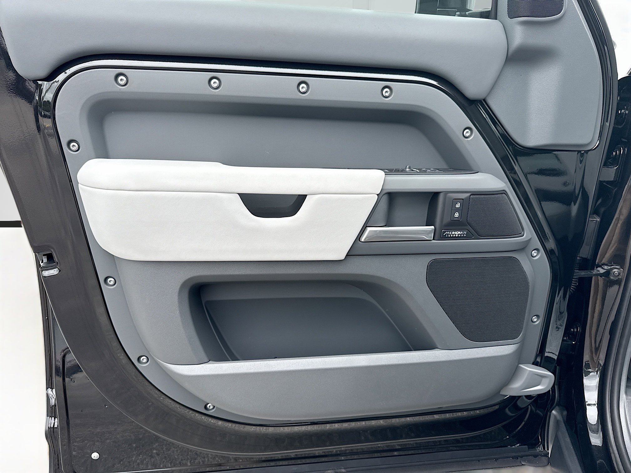 New 2026 Santorini Black LAND ROVER X-Dynamic SE image 22