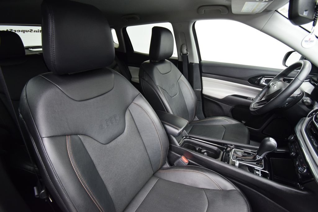 Used 2019 Granite Crystal Metallic Clearcoat Jeep Latitude image 16