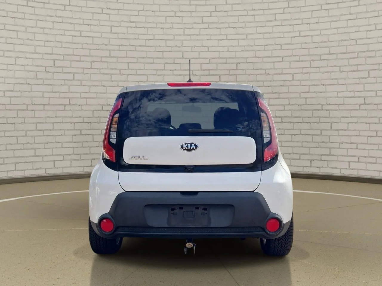 Used 2015 Clear White Kia Plus image 5