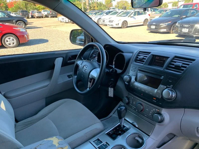 Used 2011 Silver Toyota Sport Utility 4D image 32