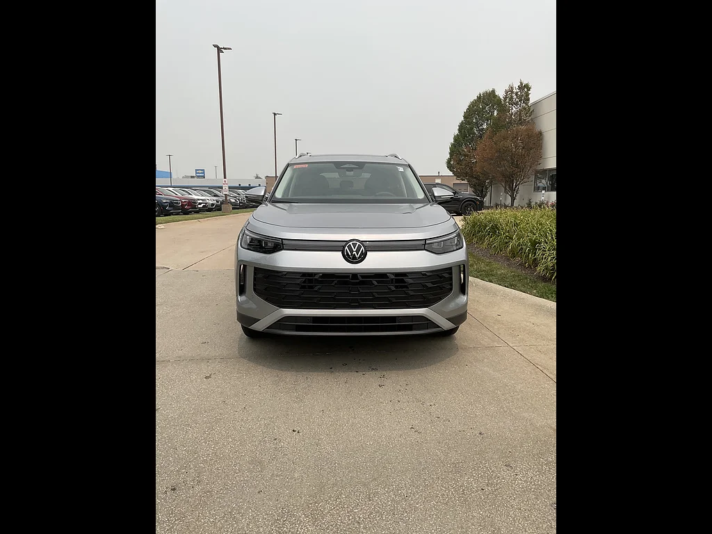 New 2026 Pyrite Silver Metallic Volkswagen SE 4Motion image 2