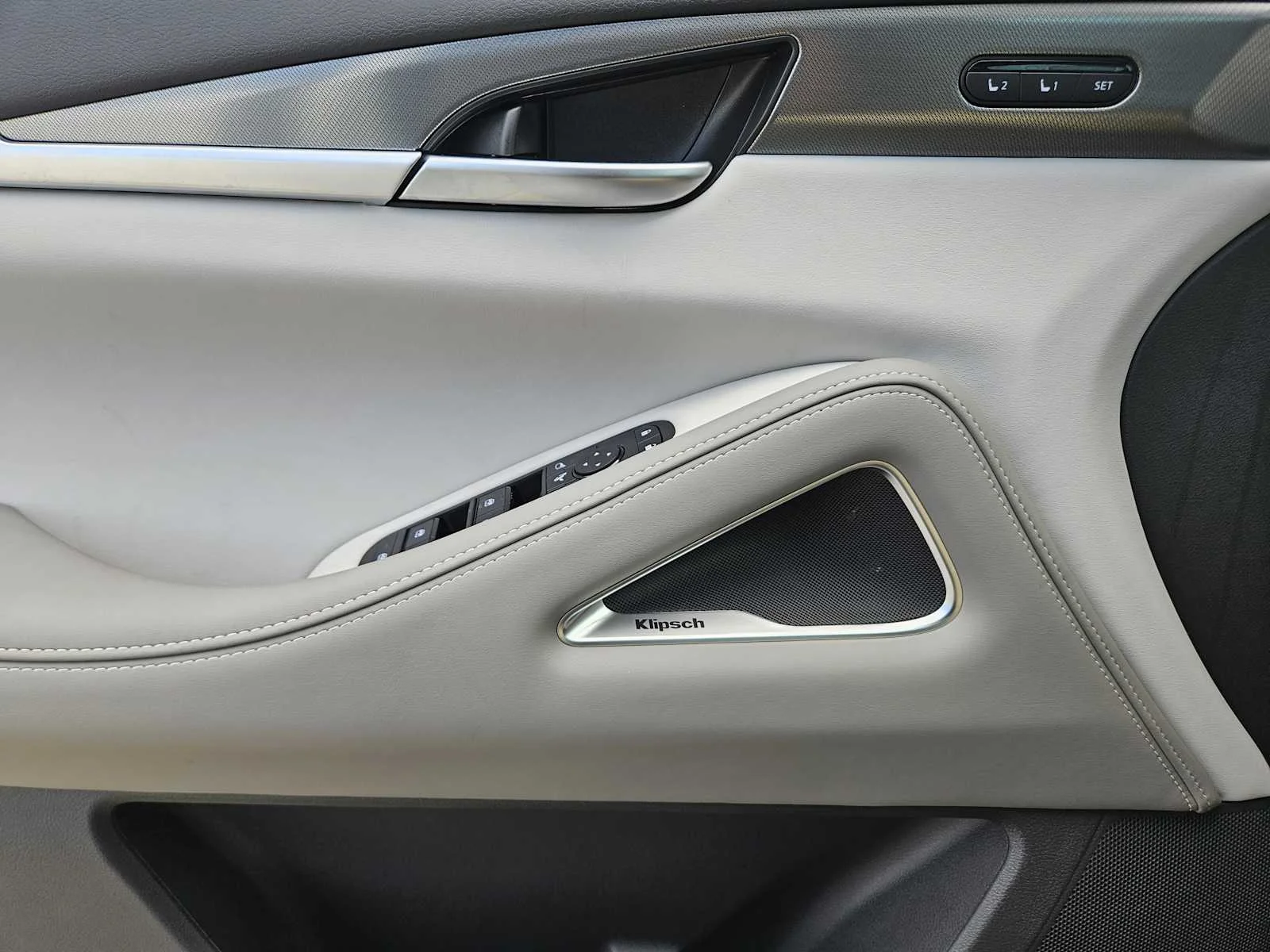 New 2027 RADIANT WHITE INFINITI Luxe FWD image 17