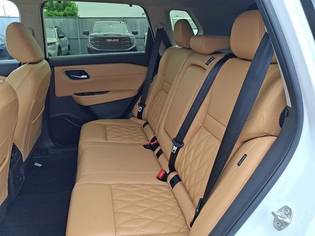 Used 2023 White Nissan Platinum image 10