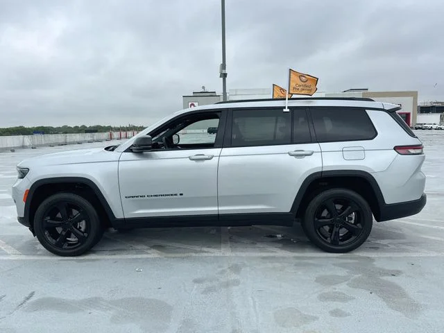 Used 2023 Silver Jeep Altitude image 5