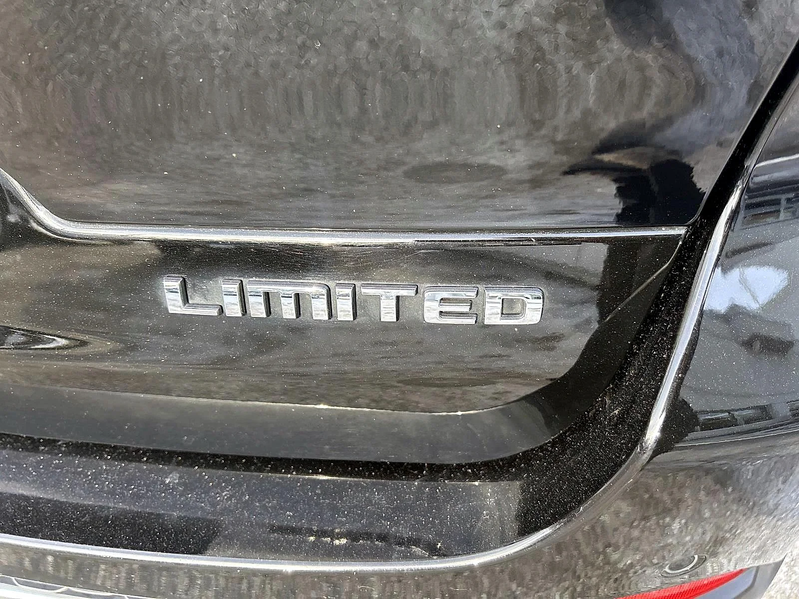Used 2023 Diamond Black Crystal Pearlcoat Jeep Limited image 7